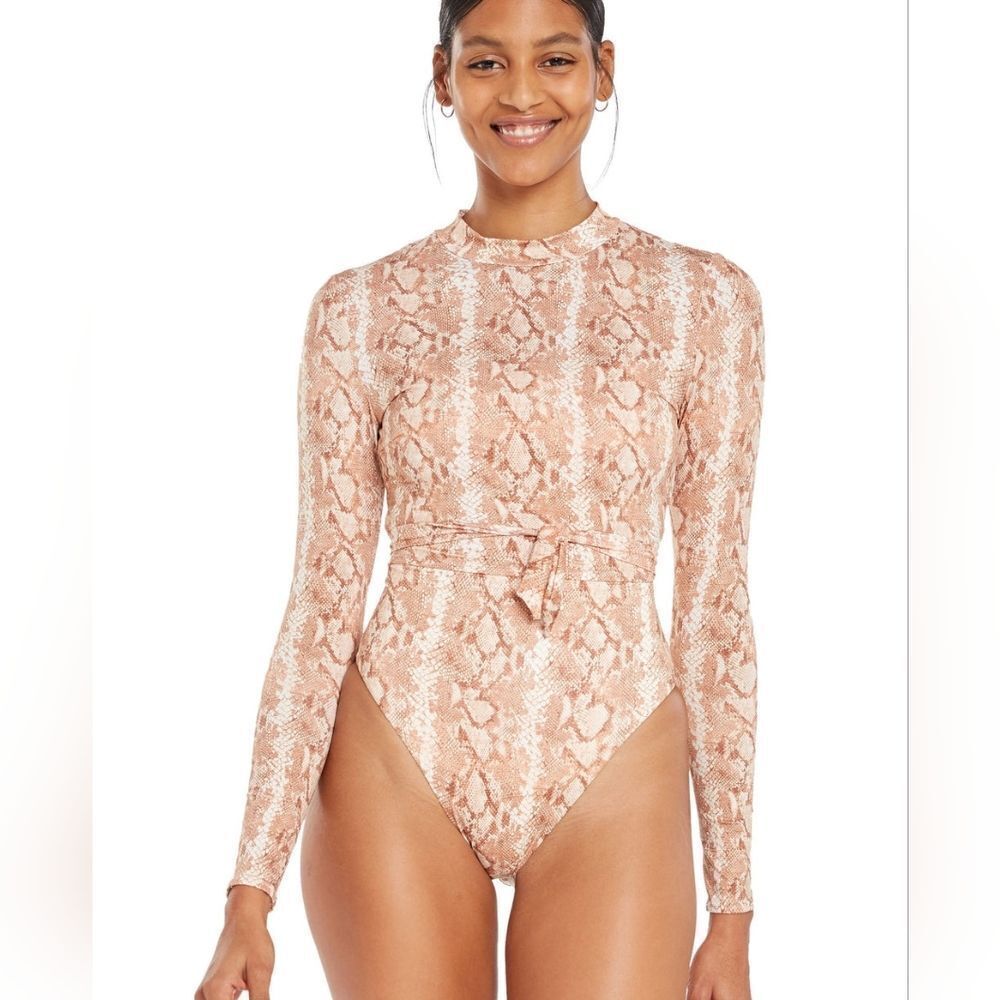 NWT Vitamin A Remy Rashguard Top - Picture 4 of 10